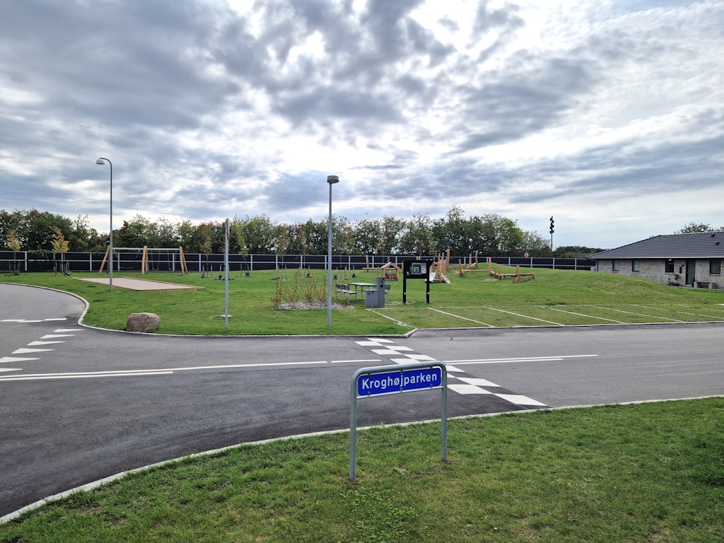 Legeplads, petanque  og hjertestarter,
Kroghøjparken 1